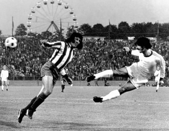 1974-Bayern-Munich-Atletico-Madrid-Gerd-Mueller-Heraldo-Becerra.jpg